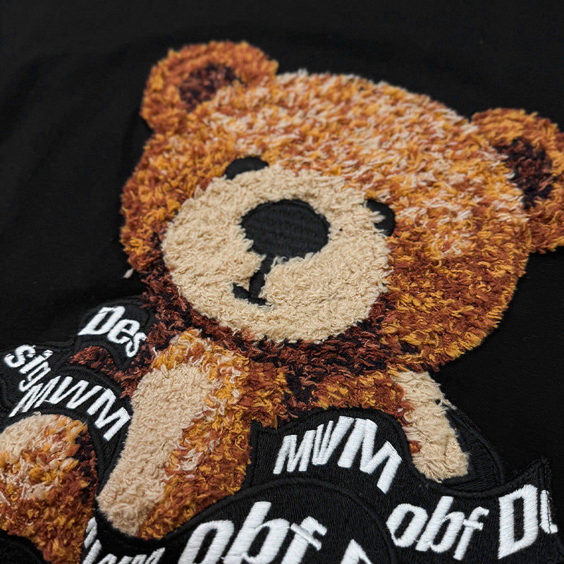 立体的なテディ刺しゅう&プリントTシャツで魅せる大人カジュアルコーデ